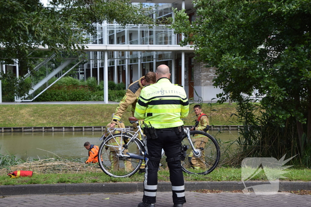 Brandweer doorzoekt water na aangetroffen fiets