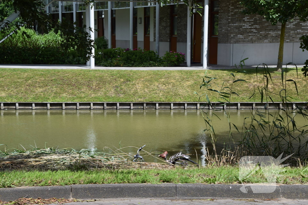 Brandweer doorzoekt water na aangetroffen fiets