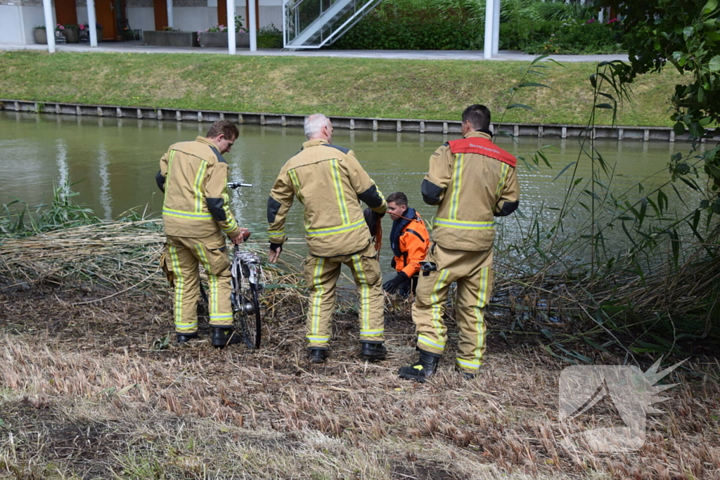 Brandweer doorzoekt water na aangetroffen fiets