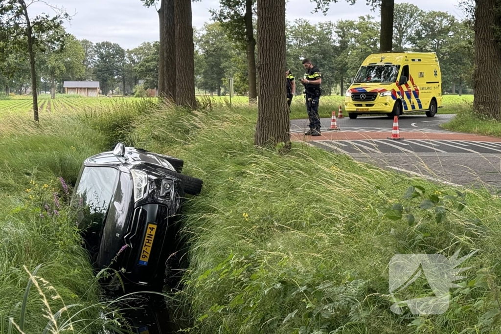 Auto belandt in sloot, bestuurder ongedeerd