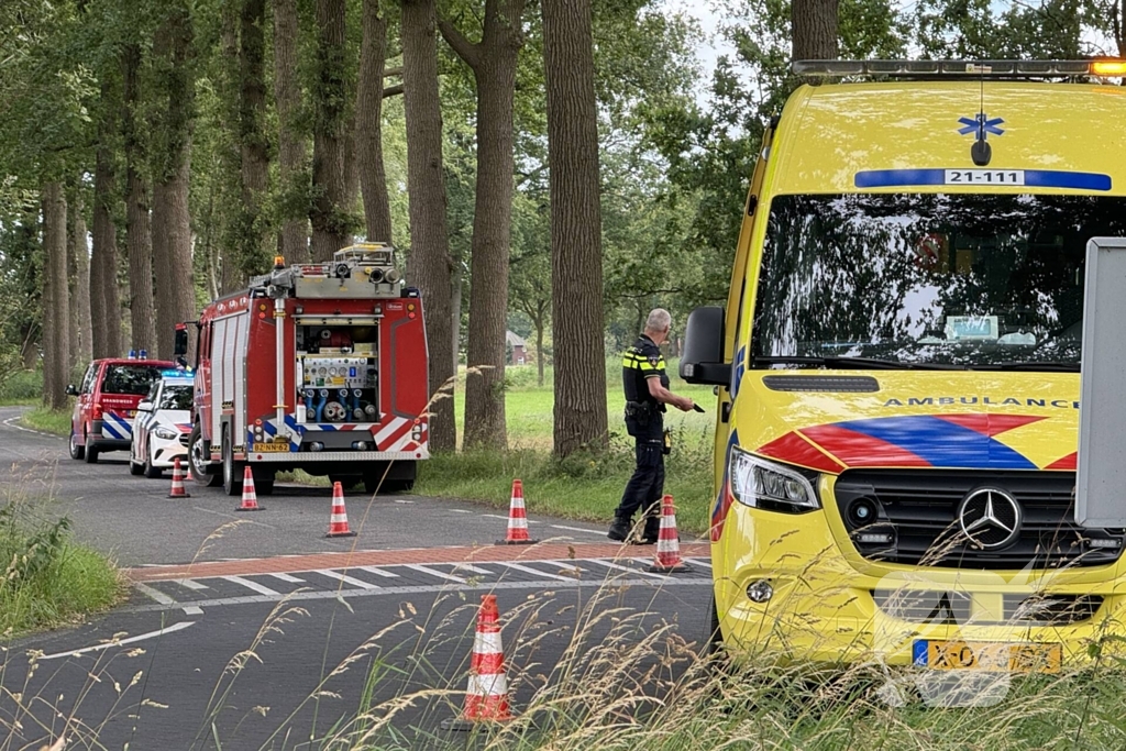 Auto belandt in sloot, bestuurder ongedeerd