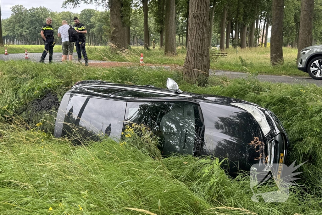 Auto belandt in sloot, bestuurder ongedeerd