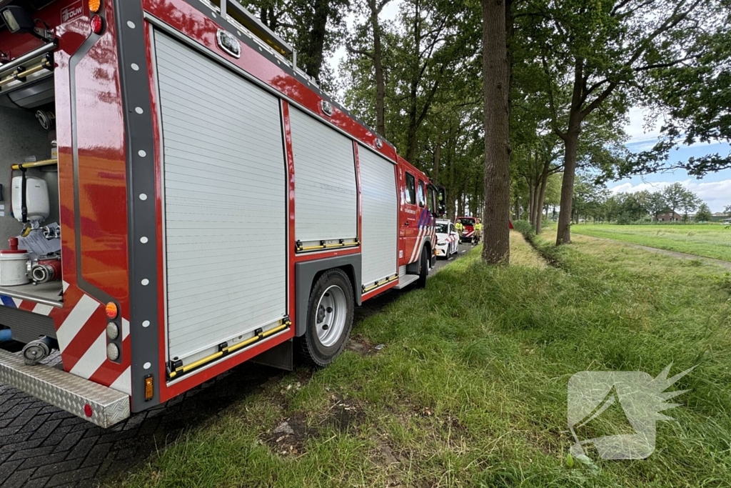 Auto belandt in sloot, bestuurder ongedeerd