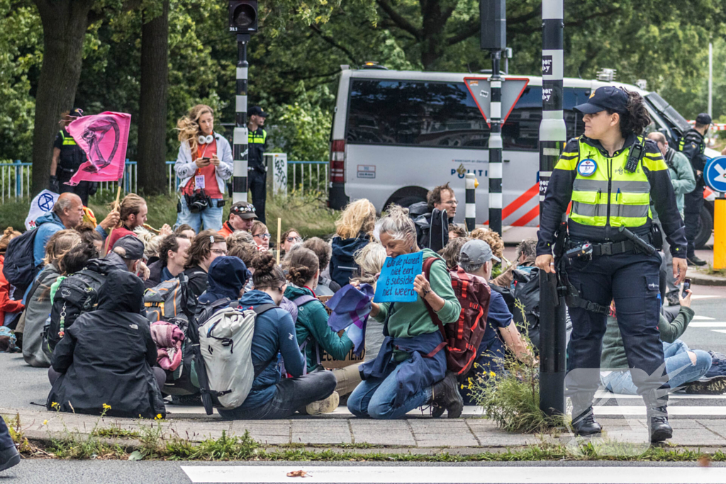 XR-demonstranten pogen opnieuw snelweg te blokkeren