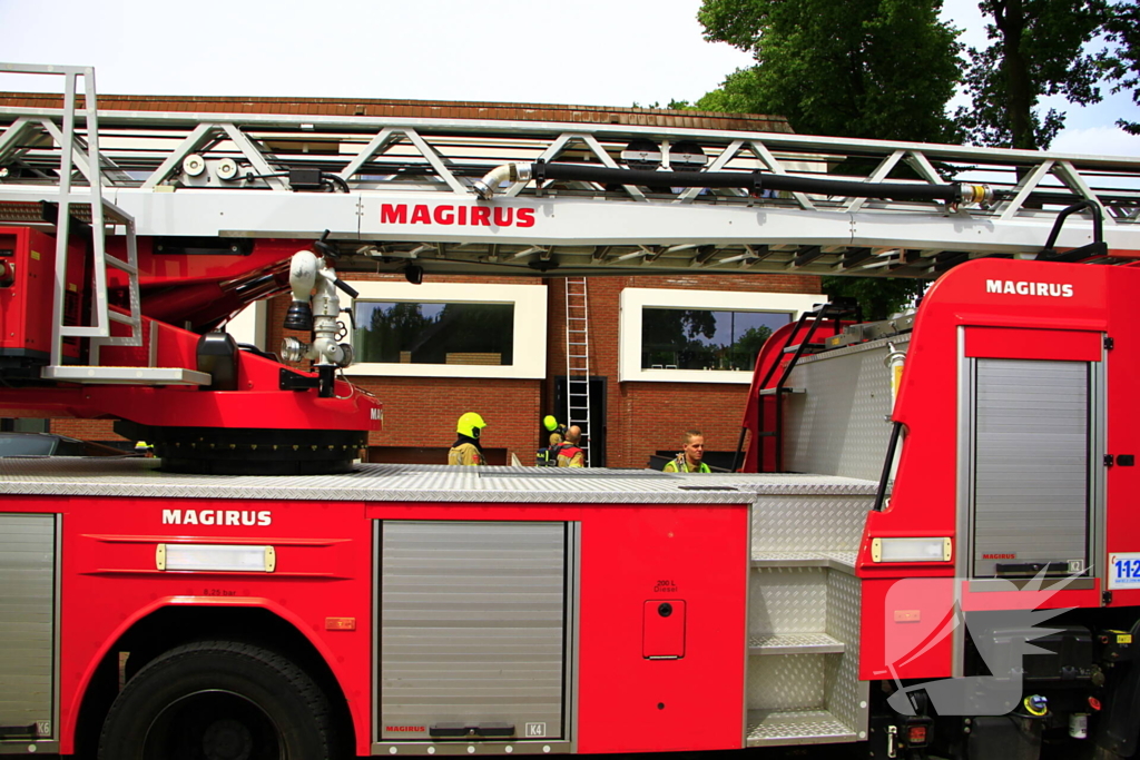 Brandweer blust brand in spouwmuur