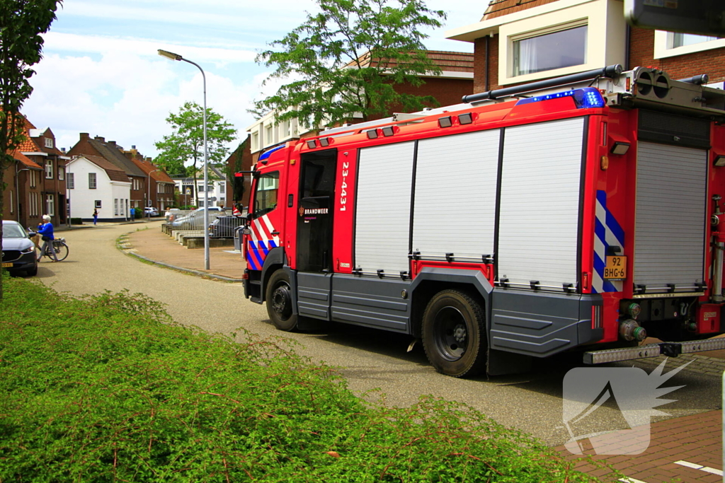 Brandweer blust brand in spouwmuur