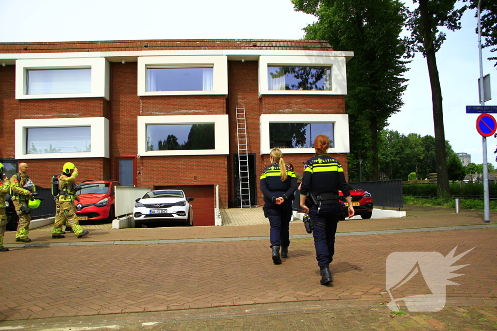 Brandweer blust brand in spouwmuur