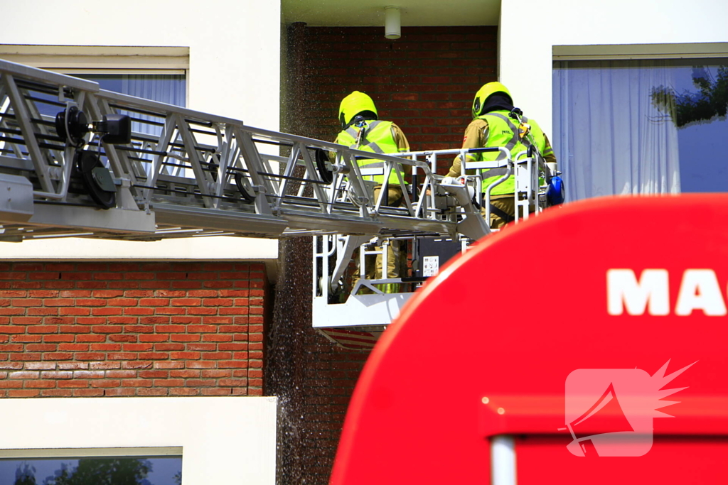 Brandweer blust brand in spouwmuur