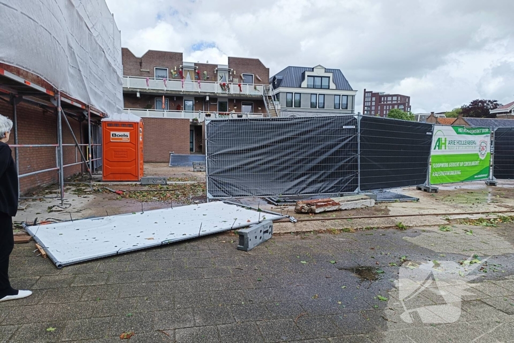 Bouwhekken omgewaaid door stevige wind