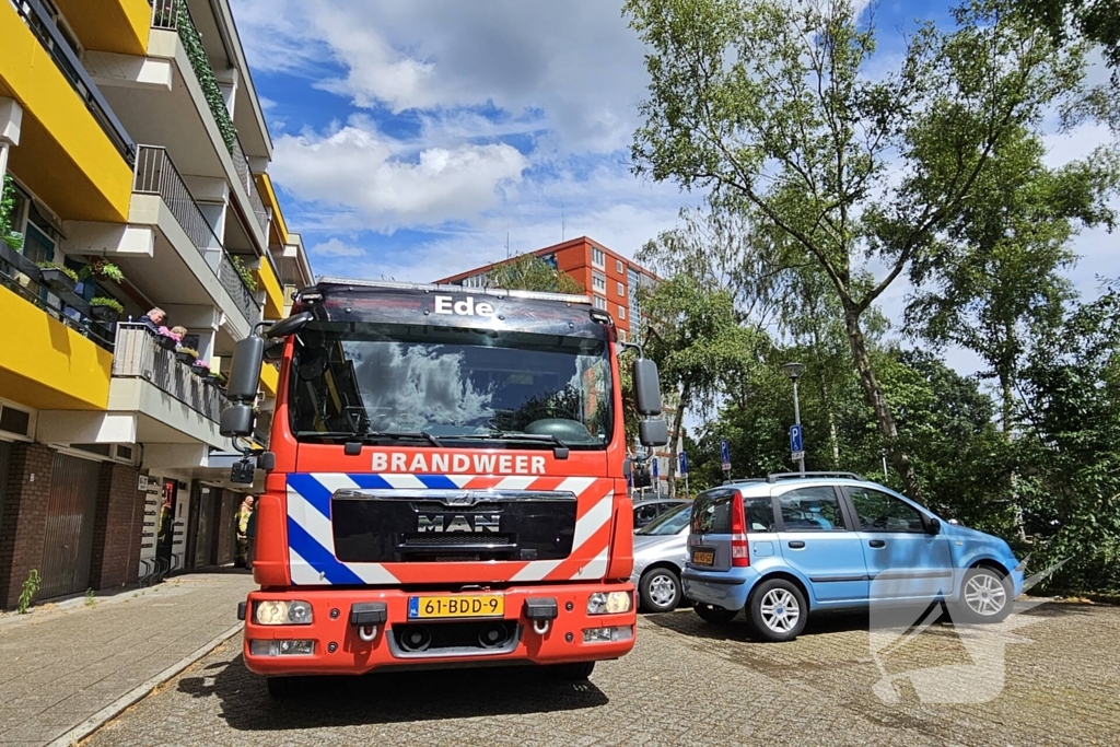 Brandweer zaagt gevaarlijk loshangende tak uit boom