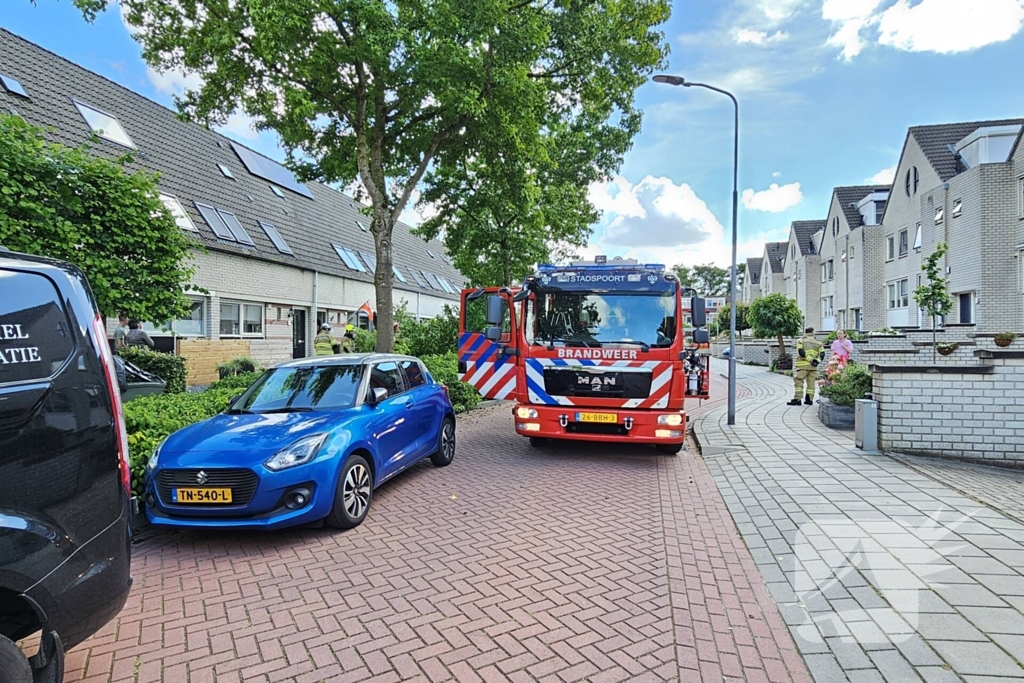 Brandweer zaagt afgewaaide tak in stukken