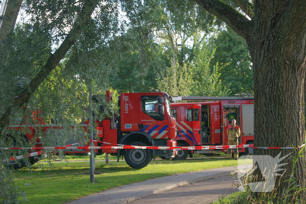 Brandweer verwijdert gevaarlijk hangende tak