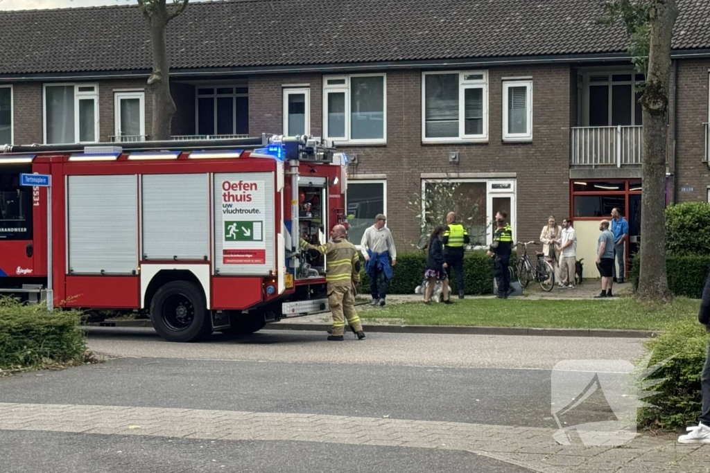 Brandweer verricht metingen bij gaslucht