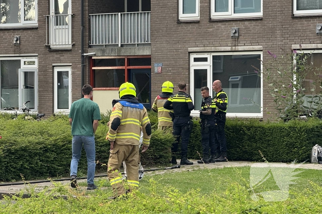 Brandweer verricht metingen bij gaslucht