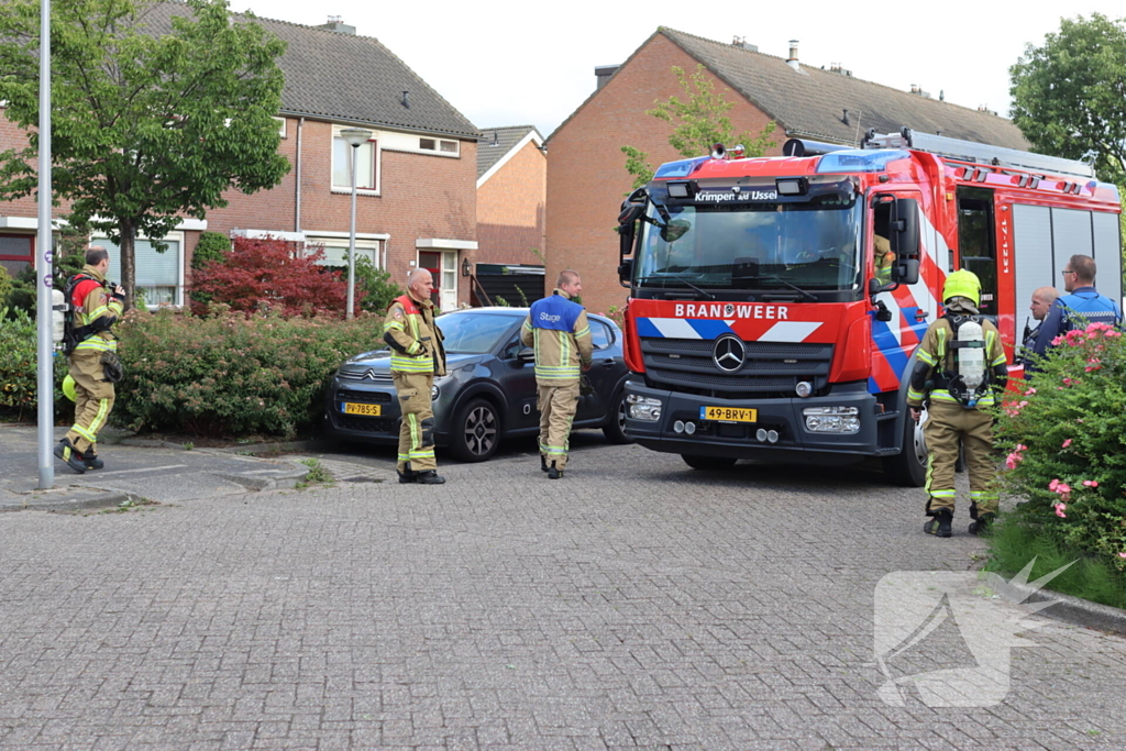 Brandweer onderzoekt brandlucht in woning