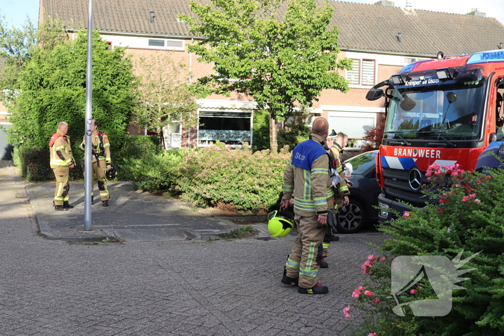 Brandweer onderzoekt brandlucht in woning