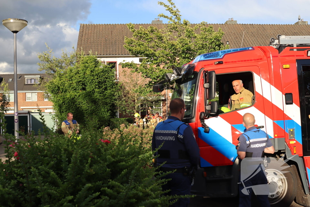 Brandweer onderzoekt brandlucht in woning