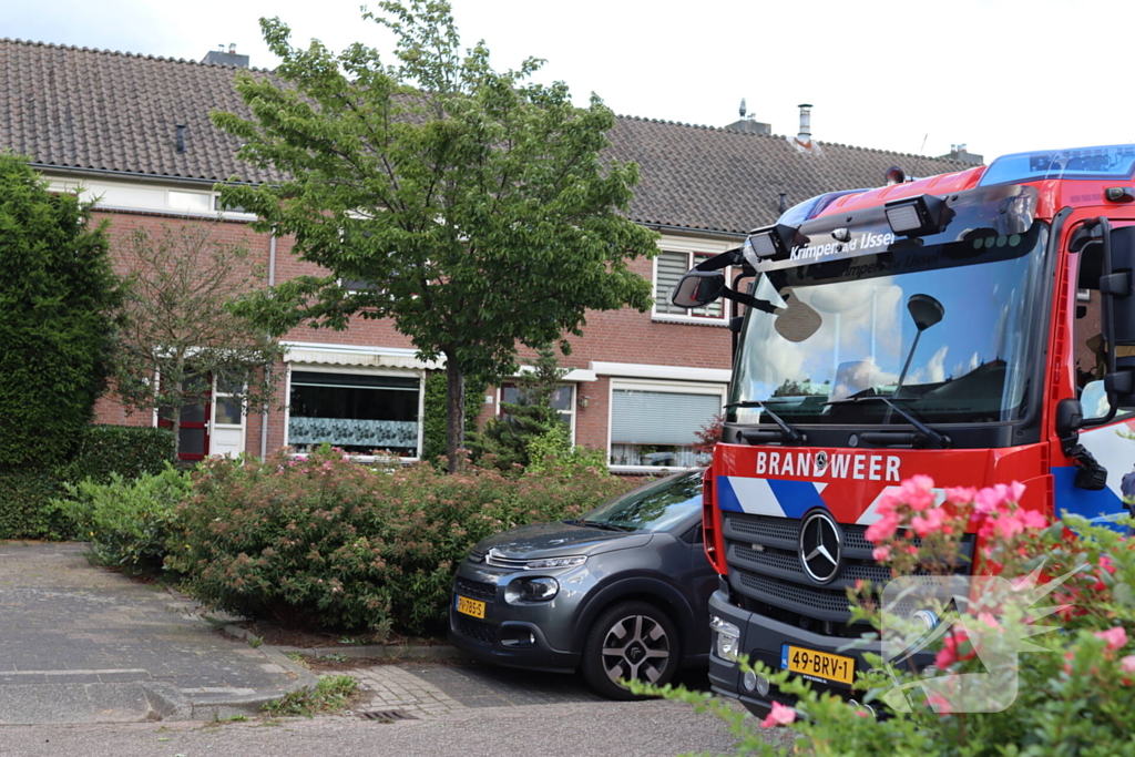 Brandweer onderzoekt brandlucht in woning