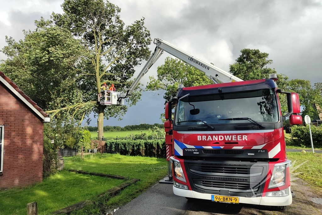 Brandweer verwijderd afgewaaide tak die op boerderij valt