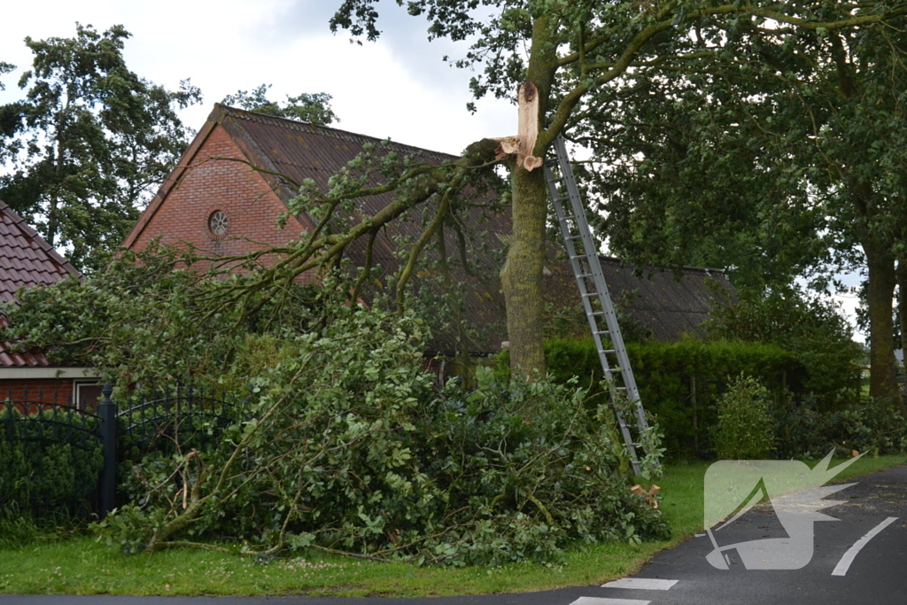 Brandweer verwijderd afgewaaide tak die op boerderij valt