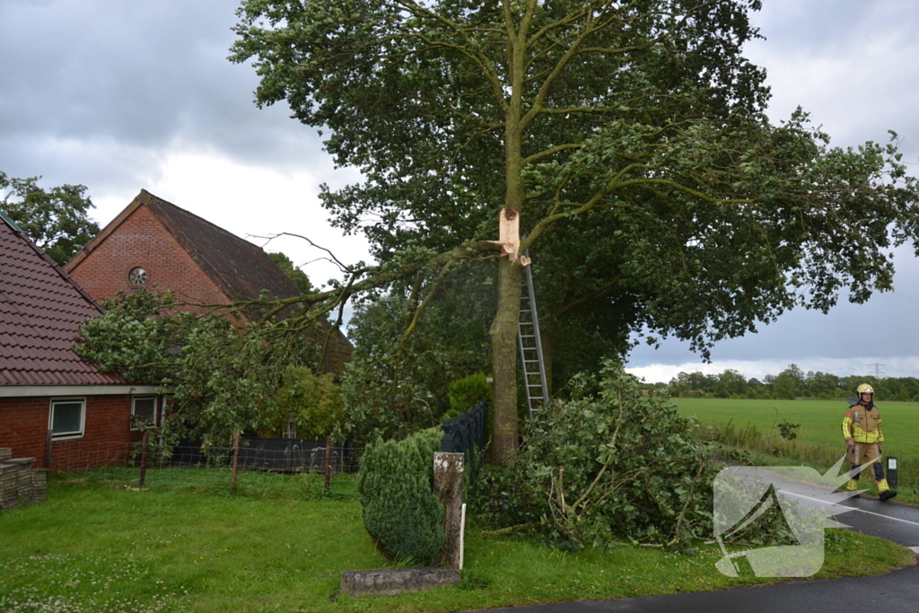 Brandweer verwijderd afgewaaide tak die op boerderij valt