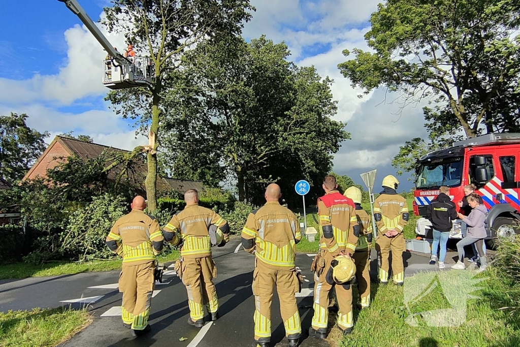 Brandweer verwijderd afgewaaide tak die op boerderij valt