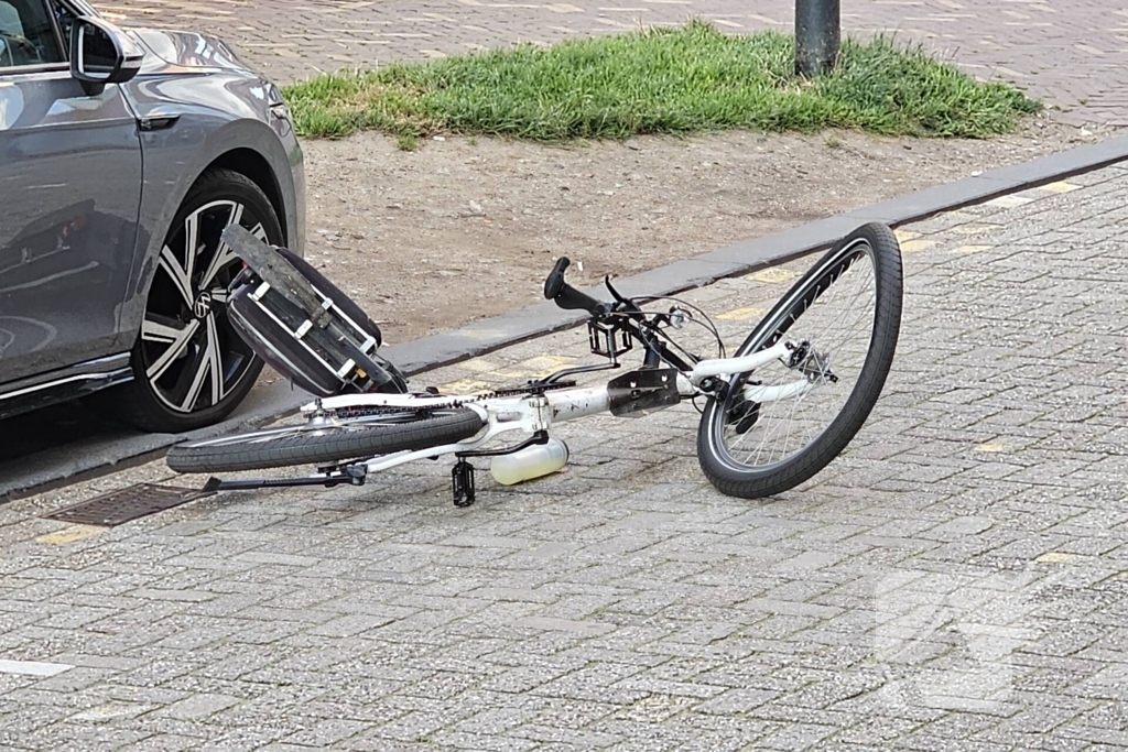 Agent op fiets aangereden door automobilist