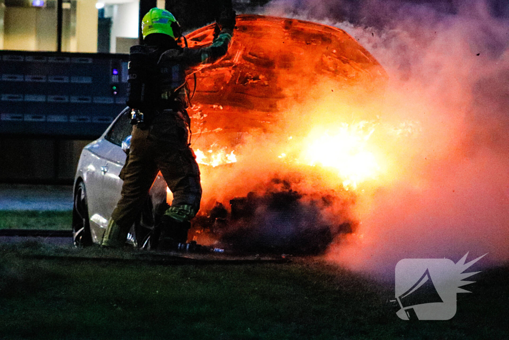 Brandweer blust uitslaande autobrand