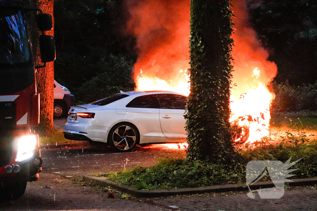 Brandweer blust uitslaande autobrand