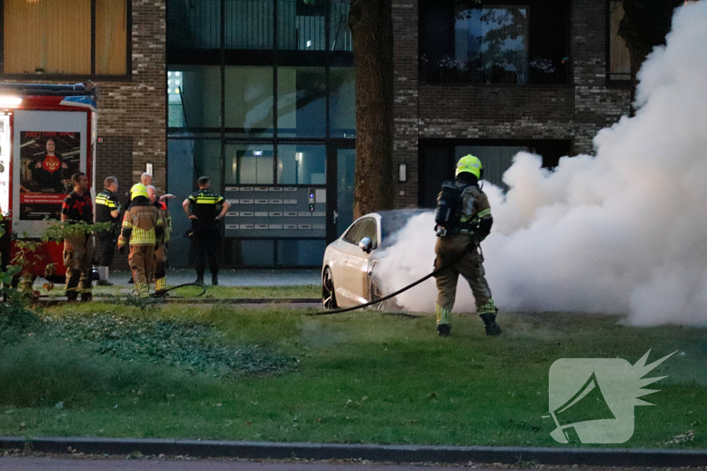 Brandweer blust uitslaande autobrand