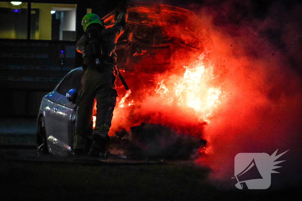 Brandweer blust uitslaande autobrand