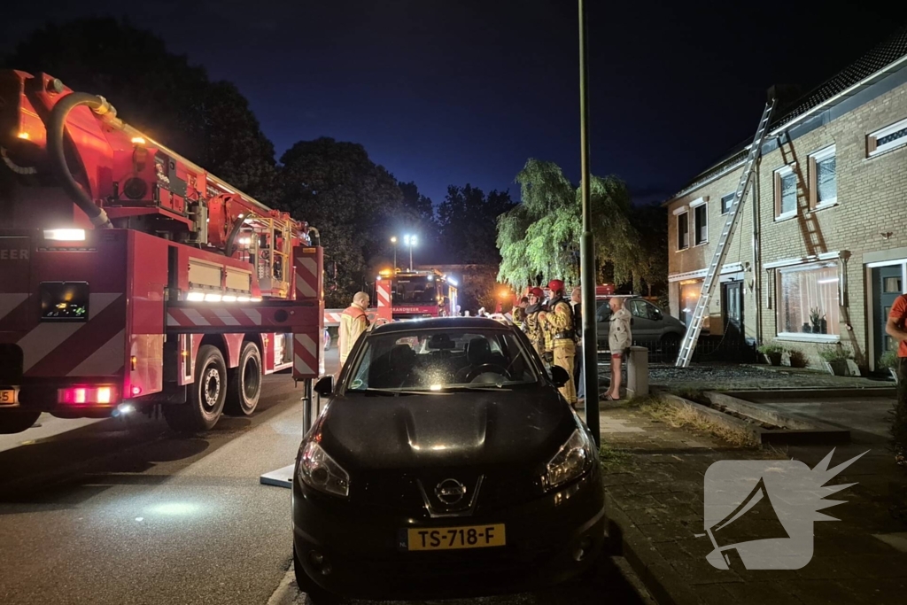 Brandweer blust dakbrand door vuurwerk