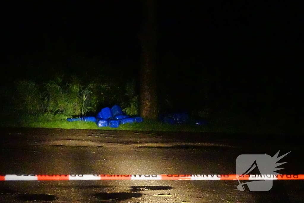 Tientallen vaten met chemisch afval gedumpt op parkeerplaats