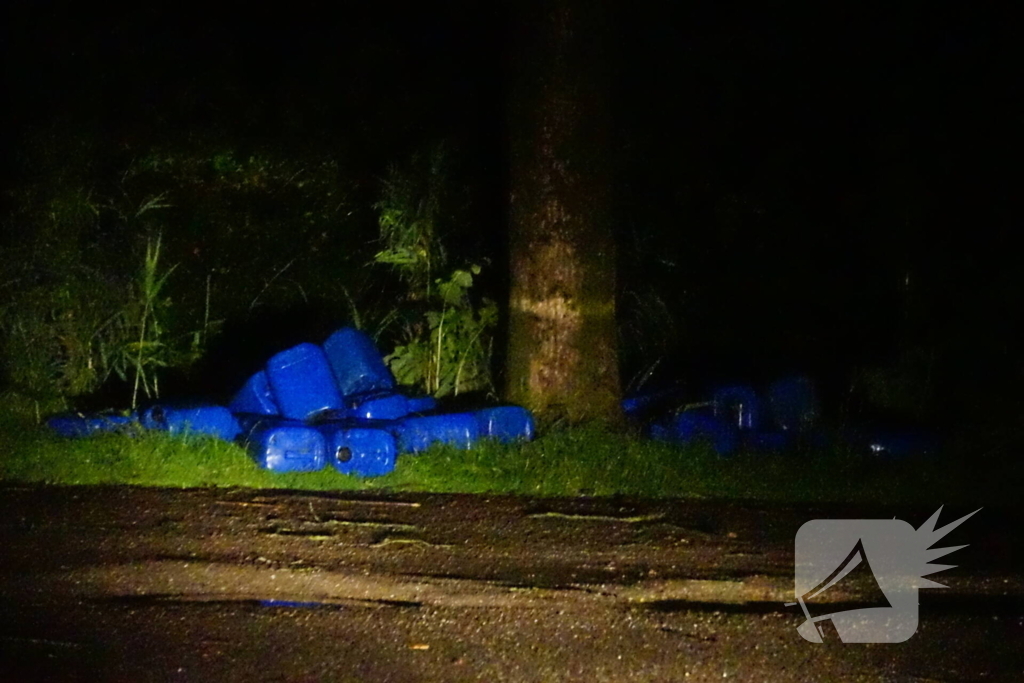 Tientallen vaten met chemisch afval gedumpt op parkeerplaats