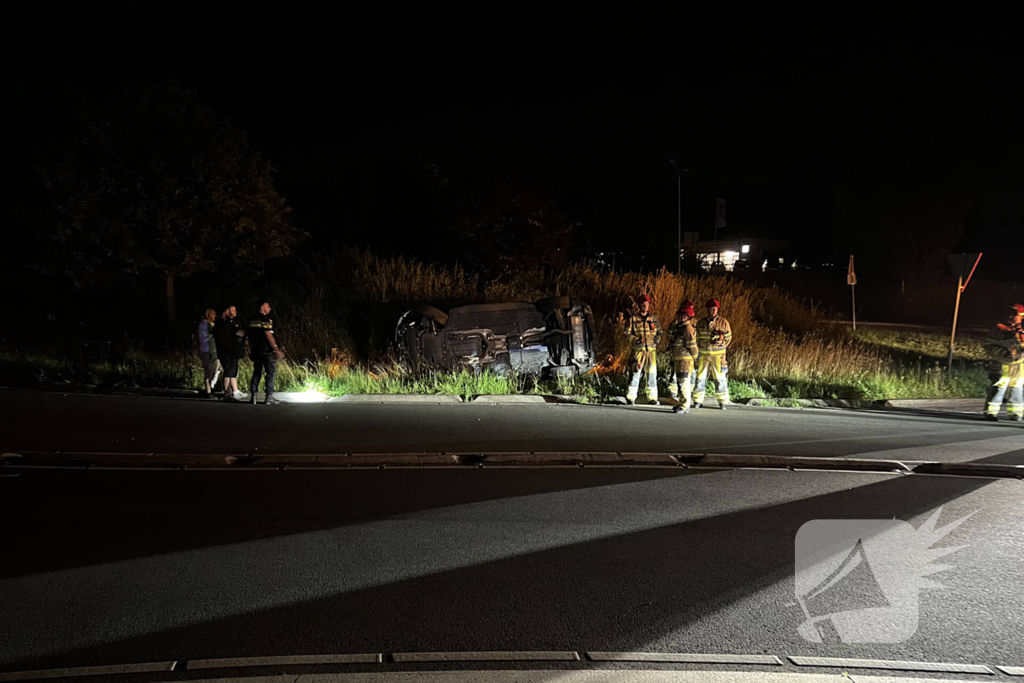 Voertuigen belandt op zijn kant bij ongeval