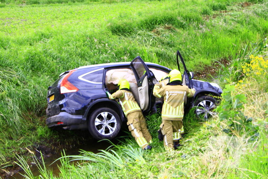 Automobilist vliegt uit de bocht en belandt in sloot