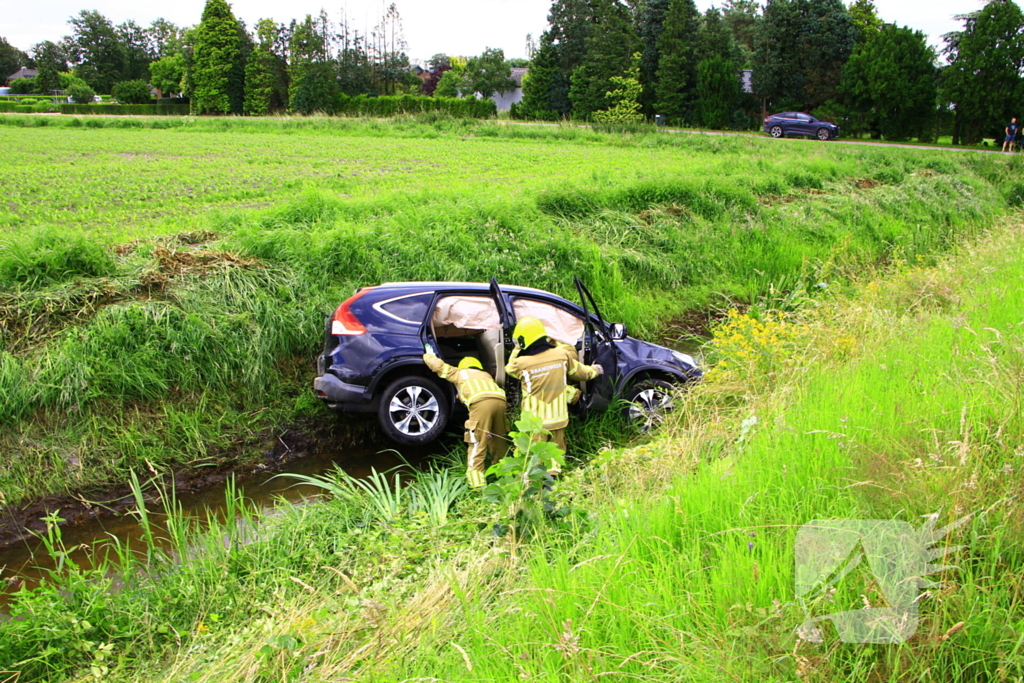 Automobilist vliegt uit de bocht en belandt in sloot