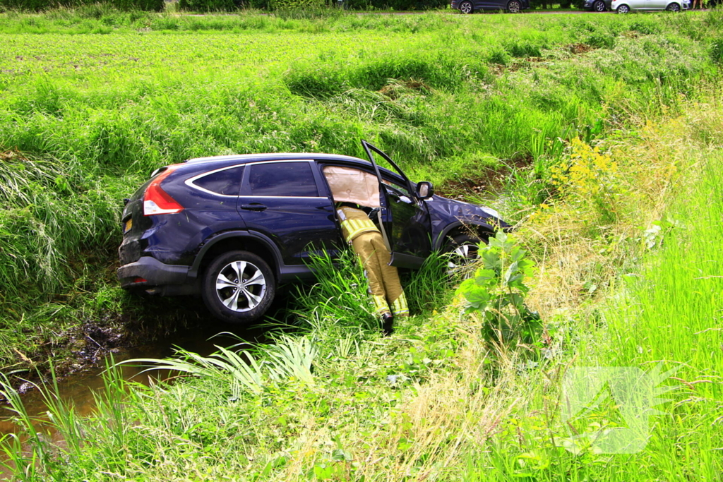 Automobilist vliegt uit de bocht en belandt in sloot