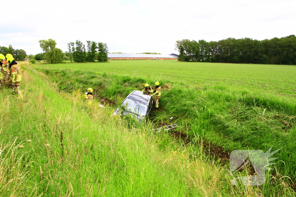 Automobilist vliegt uit de bocht en belandt in sloot