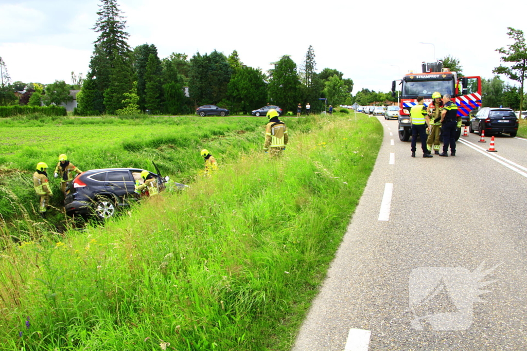 Automobilist vliegt uit de bocht en belandt in sloot