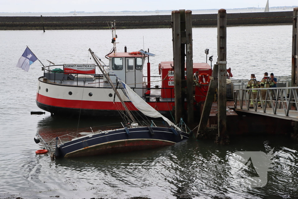 Boot kanteld, brandweer schiet te hulp