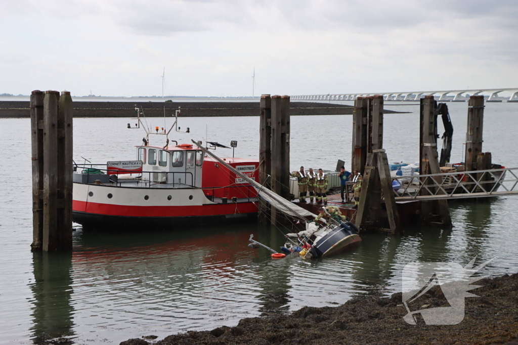 Boot kanteld, brandweer schiet te hulp