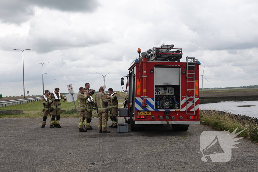 Boot kanteld, brandweer schiet te hulp