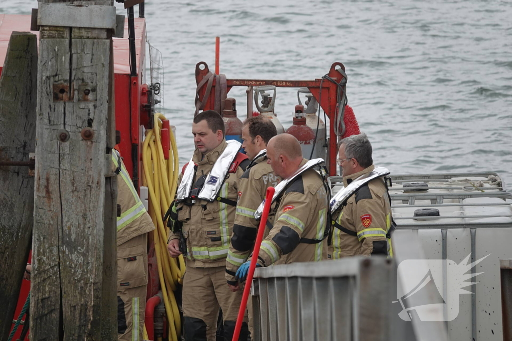 Boot kanteld, brandweer schiet te hulp