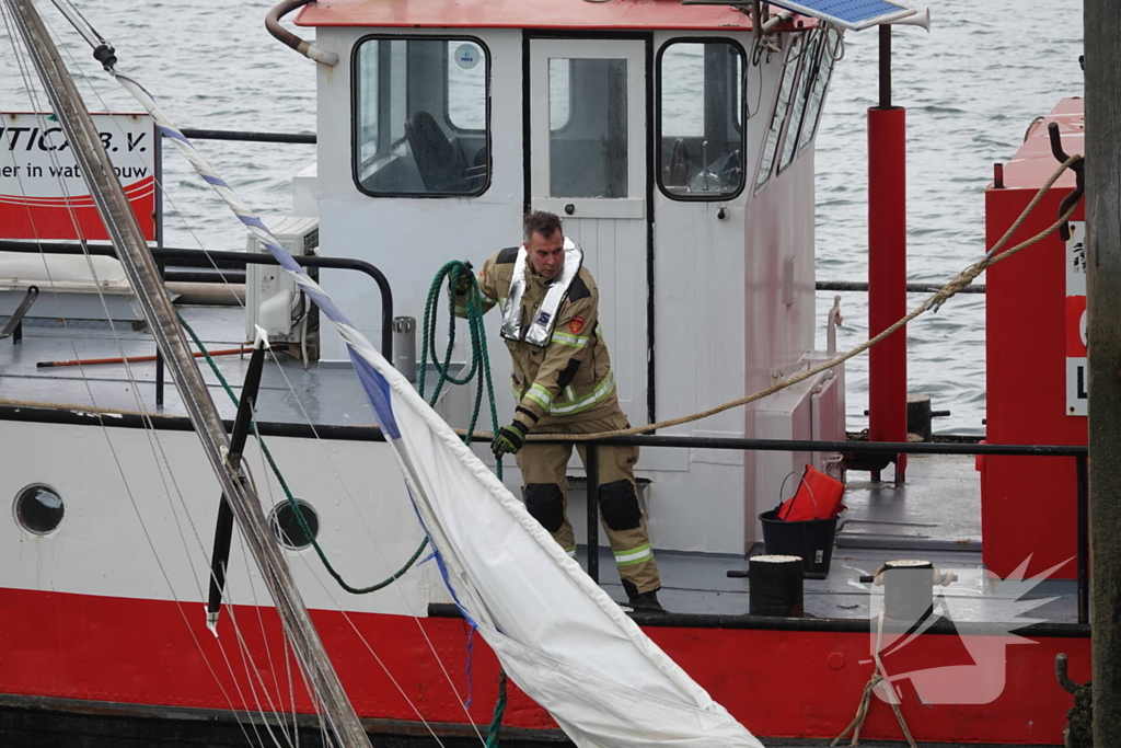 Boot kanteld, brandweer schiet te hulp