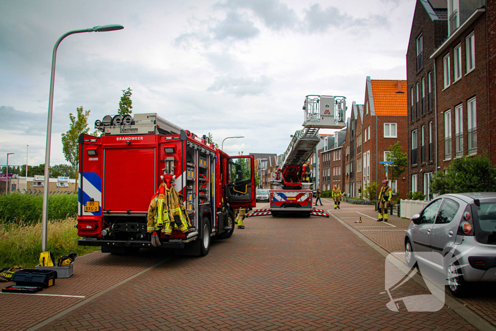 Brandweer schroeft loszittende daklijst vast