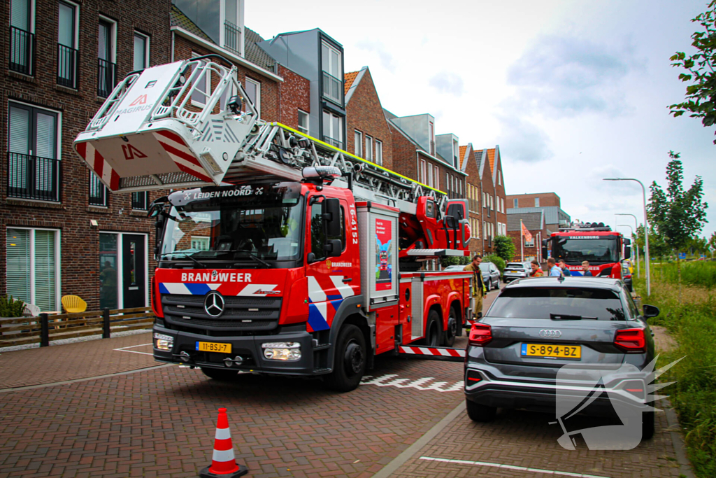 Brandweer schroeft loszittende daklijst vast