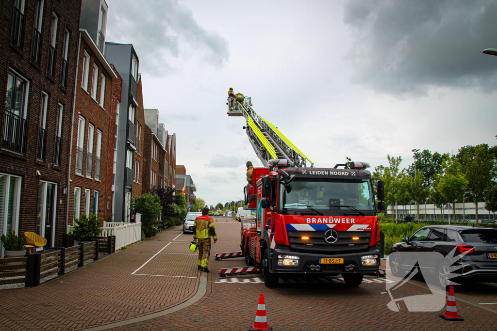 Brandweer schroeft loszittende daklijst vast