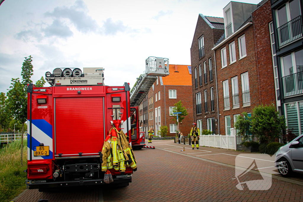 Brandweer schroeft loszittende daklijst vast