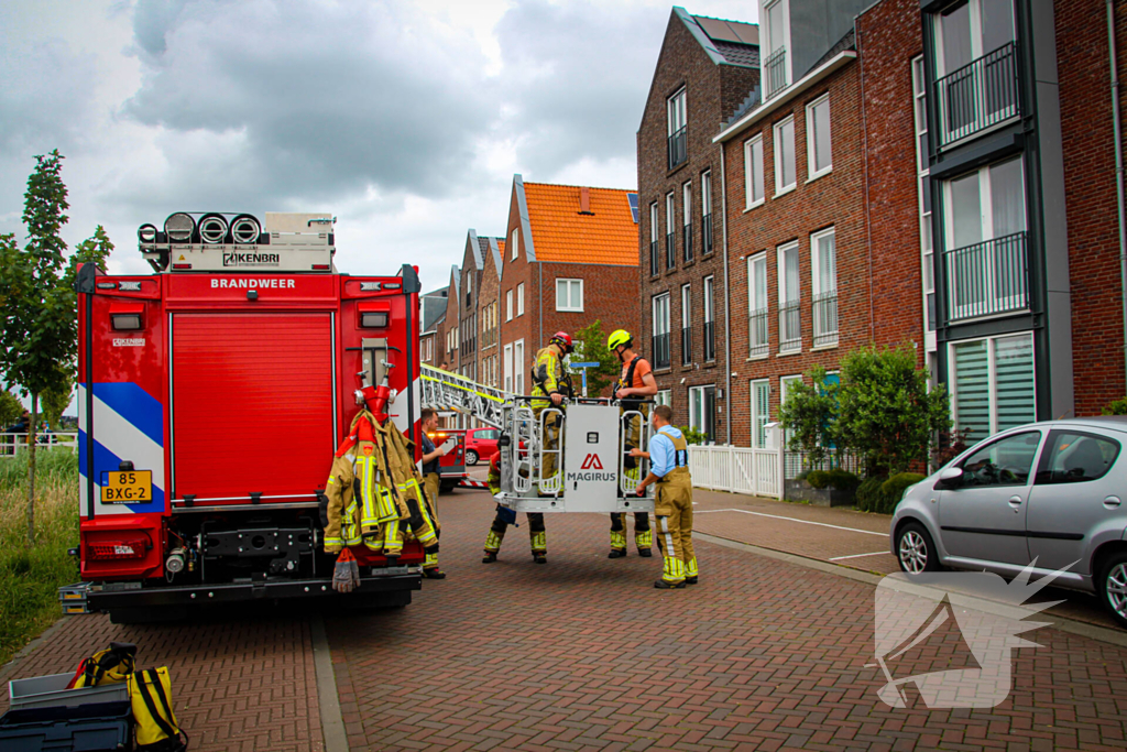 Brandweer schroeft loszittende daklijst vast